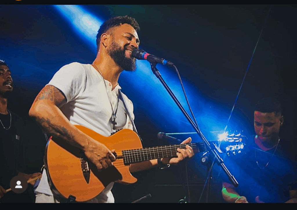 Cantor, compositor e violonita Elton Risco